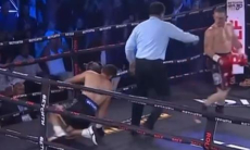 Непобежденный боксер нокаутом проиграл бой за титул WBA в главном событии вечера. Видео