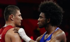 Казахстанский боксер поиздевался над титулованным американцем. Видео