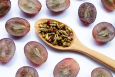 Виноград нельзя есть с косточками — не всем, а определенным людям