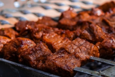 Всего один ингредиент сделает шашлык из свинины идеальным — никакого уксуса