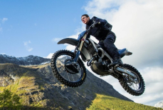 «Разогнавшись, прыгну со скалы». Лучшие трюки Тома Круза в фильмах «Миссия невыполнима»