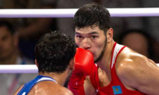 Капитана сборной Казахстана по боксу «лишили» победы в скандальном бою на Кубке мира