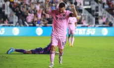 38-летний Месси с центра поля обыграл всю оборону и забил красивейший гол. Видео