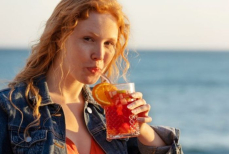 Эксперты назвали самый безопасный алкоголь в жару