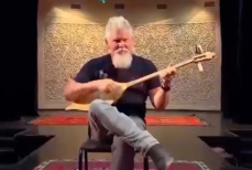 Австралиец сыграл кюй «Казахстан» на домбре и покорил соцсети. Видео