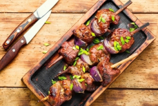 «Курица и индейка и рядом не стояли». Вот из чего получается самый нежный шашлык