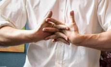 Почему мы любим хрустеть суставами пальцев