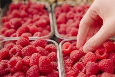 Красная, но опасная. Где и какую малину категорически нельзя покупать