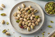 Врачи предложили есть фисташки на ночь — вот кому это спасет здоровье