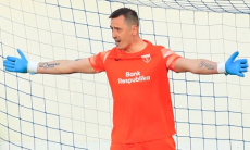 Драмой с пятью голами обернулся матч Лиги Европы с участием вратаря сборной Казахстана