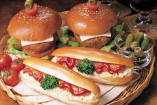 Что полезнее бургер или хот-дог? Ответ специалистов вас удивит