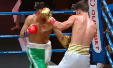 Четыре нокдауна и нокаут. 19-летний казахстанец выдал мощный дебют на профи-ринге. Видео