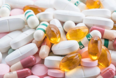 Эти напитки делают лекарства опасными — запивать таблетки ими нельзя