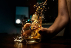 Нарколог назвал вызывающий самые сильные отеки алкоголь