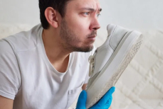 Как избавиться от запаха в летней обуви