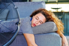 Врач назвал необычные способы уснуть в жару