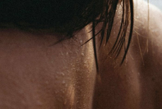 Названы четыре причины неприятного запаха пота