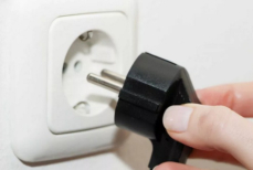 Только увеличивают счета — названы электроприборы, которые нужно выключать из розетки перед отпуском