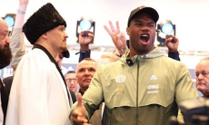 Дюбуа «взорвался» на дуэли взглядов с Усиком. Видео