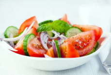 Врач рассказала, каким людям нельзя есть летние салаты. Для них они — как наждачка для желудка