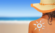 Врач объяснил, почему кожа летом обгорает быстрее, если пить алкоголь