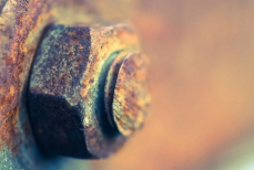 Заржавевшие гайки открутятся без проблем. Ничем заливать не надо — отходят даже «прикипевшие» детали