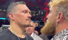 Александр Усик провел дуэль взглядов с Джейком Полом. Видео