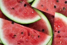 Любимые арбузы могут стать опасностью. Врач объяснила, какие категорически нельзя покупать