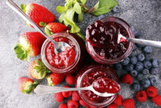 «Одна ложка — ваш максимум». Терапевт объяснила опасность варенья