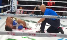 Тяжелым нокаутом завершился дебютный бой Сакена Бибосынова в профи. Видео