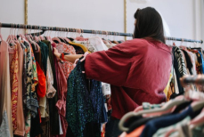 Стилист назвала вещи, которые визуально убирают живот