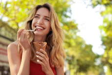 Врач перечислила продукты, способные испортить цвет зубной эмали