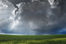 Циклон с грозами и градом надвигается на Казахстан 