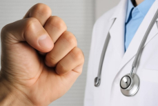 В Казахстане усилят защиту врачей от агрессивных пациентов