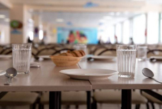 В школьных столовых запретят чебуреки и бургеры — что останется в меню