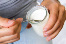 Жидкость на поверхности йогурта — норма или признак порчи