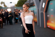 Дженнифер Лопес отпраздновала 56-летие в роскошном образе. Фото