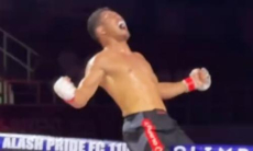 Боец из Казахстана оформил «нокаут года» и завоевал титул. Видео