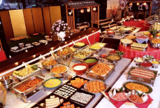 Чем опасен шведский стол и как на нем не переесть