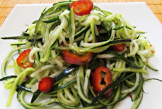 Чем заправлять салаты, чтобы быстро похудеть — калории сгорят не по дням, а по часам