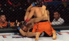 В первом раунде закончился поединок непобежденных бойцов из Казахстана и Узбекистана. Видео