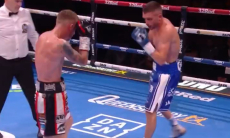 Нокаутом закончился главный бой вечера бокса за три титула. Видео