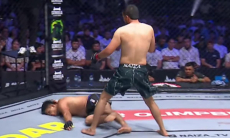 Казахстанский боец одним ударом оформил пушечный нокаут в первом раунде. Видео