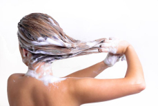 Врач назвала три главные ошибки при мытье головы