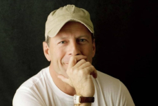 Брюс Уиллис опроверг новости о том, что его состояние резко ухудшилось. Фото