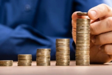 Кому из казахстанцев повысят зарплаты до 50%