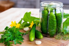 Какие огурцы брать для засолки и нужно ли их замачивать