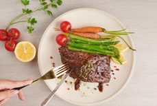 «Вы точно запекаете мясо неправильно». Врач-диетолог назвала главную ошибку