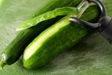 Нужно ли чистить огурцы? Ученые рассказали, какая опасность таится в их кожуре