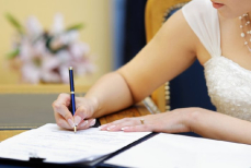В Казахстане упростили процедуру смены фамилии при браке